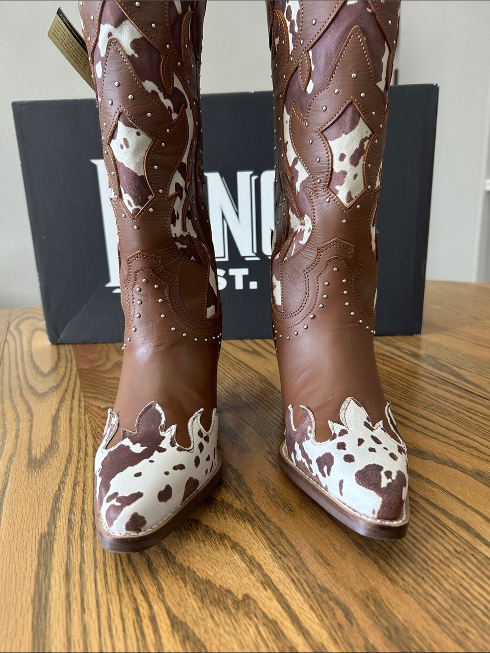 dingo Untamed Leather Wester Boots with heel, Brown Cow Print, size 7.5, NIB - Picture 4 of 13